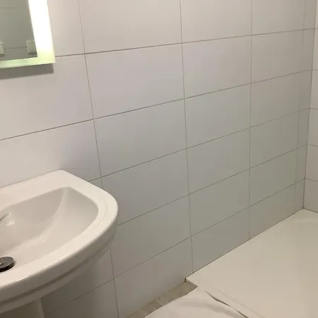 מלון Hotel Zamecka 17