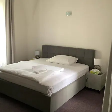 מלון Hotel Zamecka 17