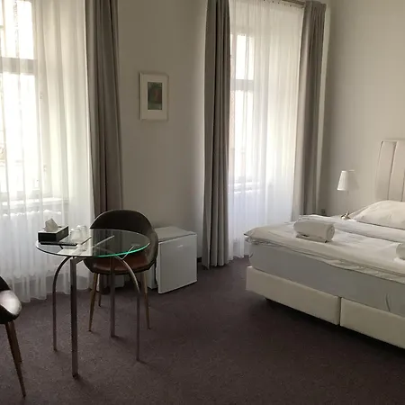 מלון Hotel Zamecka 17 3*